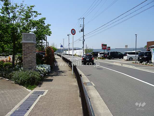 敷地北側の前面道路（東側から）