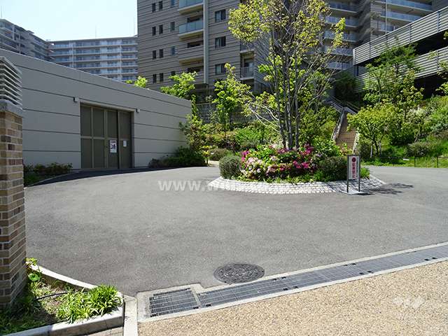 敷地東側の車寄せスペース