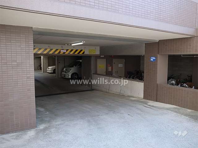 地階にある駐車場入り口