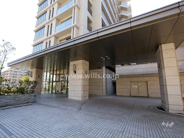 メインエントランスには長い庇が付いており、車寄せスペースもあります。