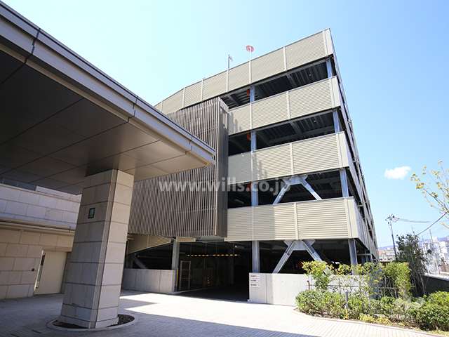 駐車場の出入り口には車寄せスペースがあります。