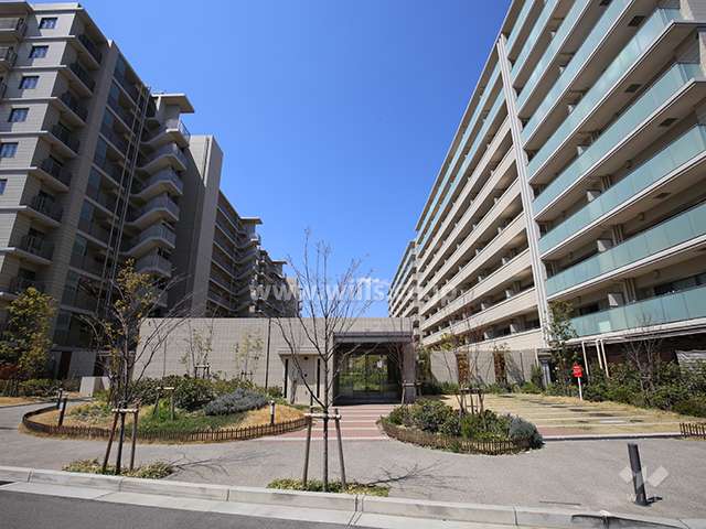 敷地の中央には緑豊かな中庭があります。