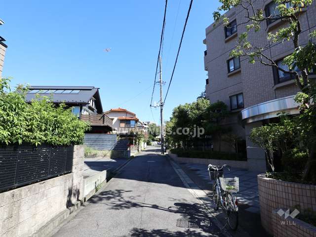 敷地の北西側前面道路（南西側から）