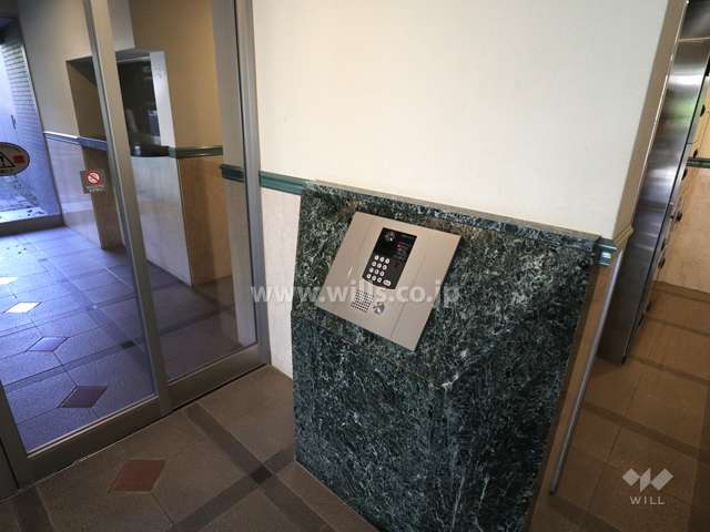 エントランスはオートロック付きです。