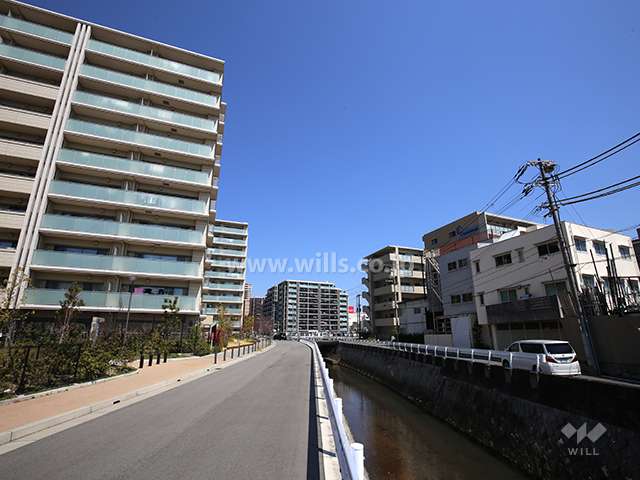 敷地の東側には津門川が流れています。