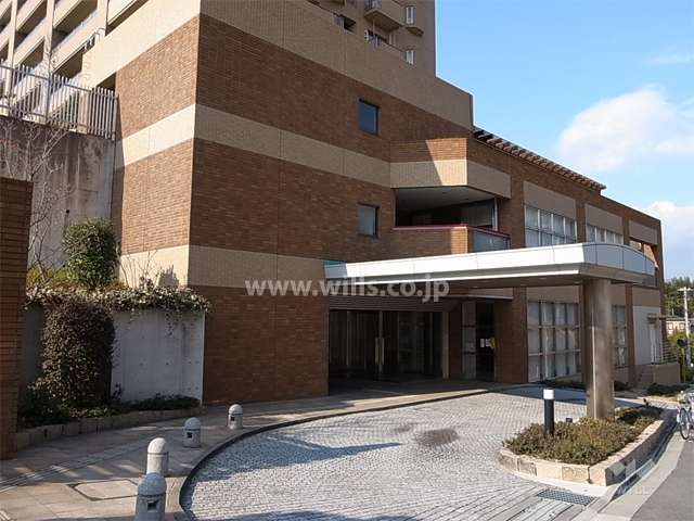 車寄せのあるメインエントランス