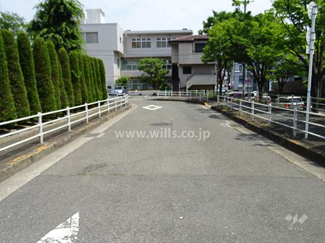 物件の南東側前面道路(南西側から)