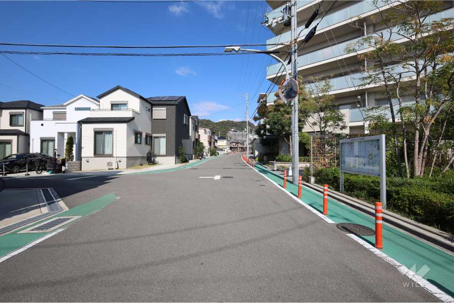 敷地西側の前面道路