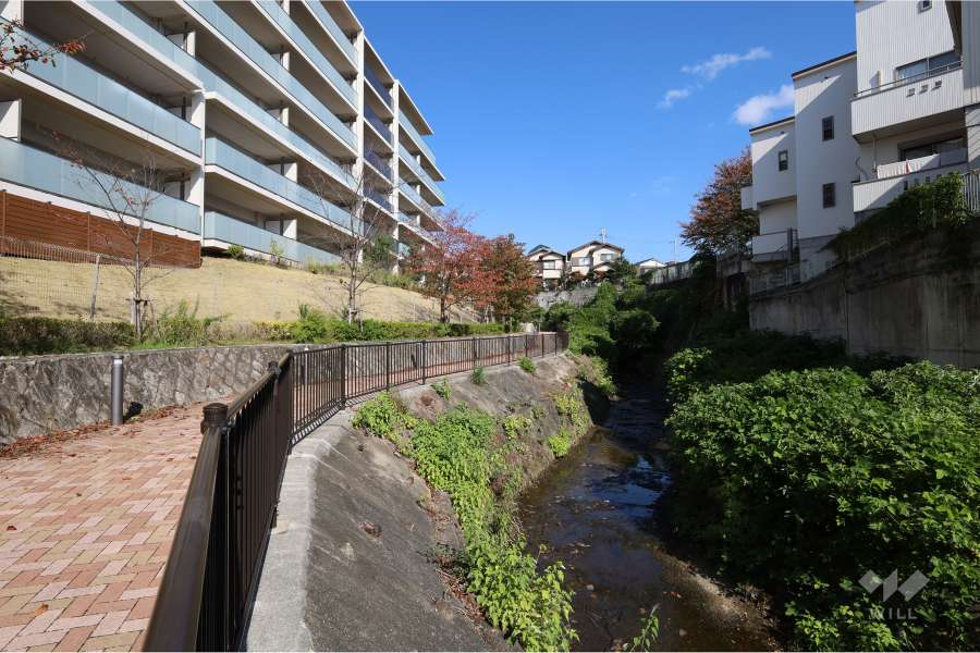 敷地東側を石澄川が流れており、川沿いには遊歩道が整備されています。