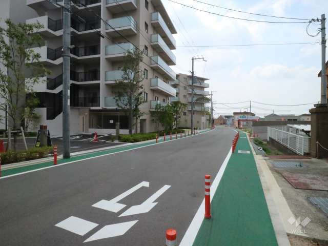 敷地西側の前面道路