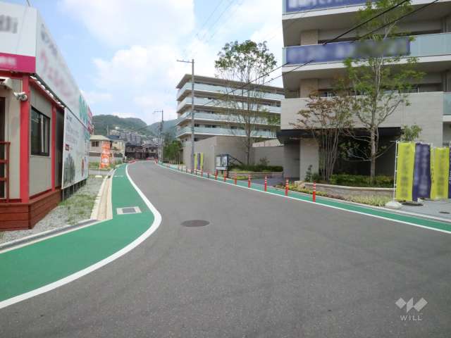 敷地西側の前面道路