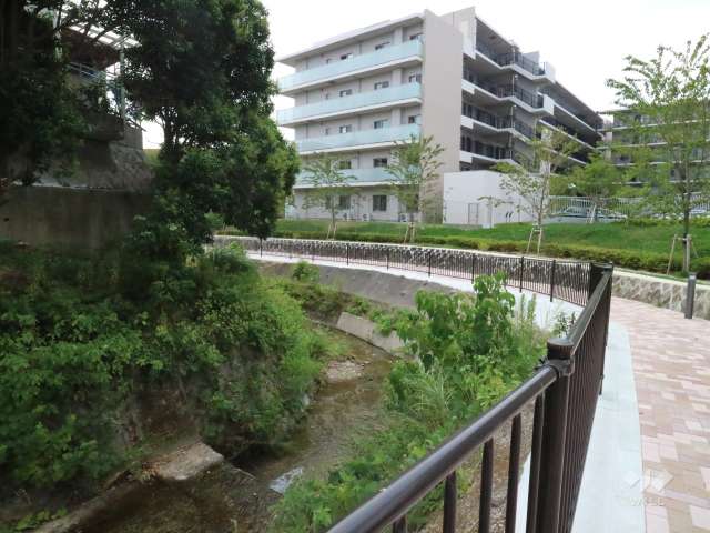 敷地の東側には「石澄川」が流れています。