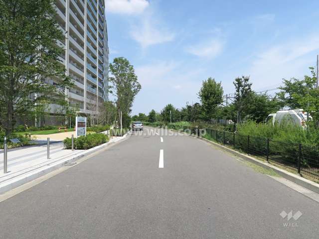 敷地の南東側前面道路（南西側から）