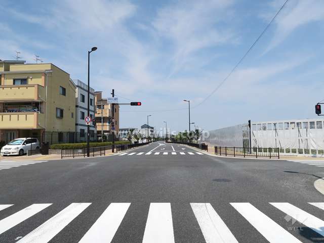 敷地の北西側前面道路（南西側から）