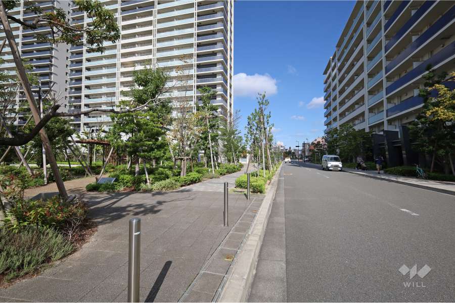 敷地北東側の前面道路（南東側から）