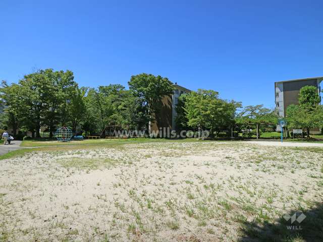 敷地内には公園があります。