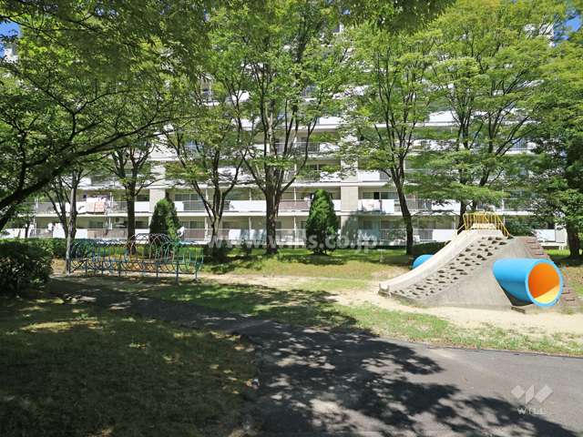 公園には遊具が設置され、子供の遊び場にもピッタリの場所です。