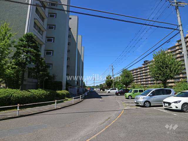 敷地北側の前面道路（東側から）
