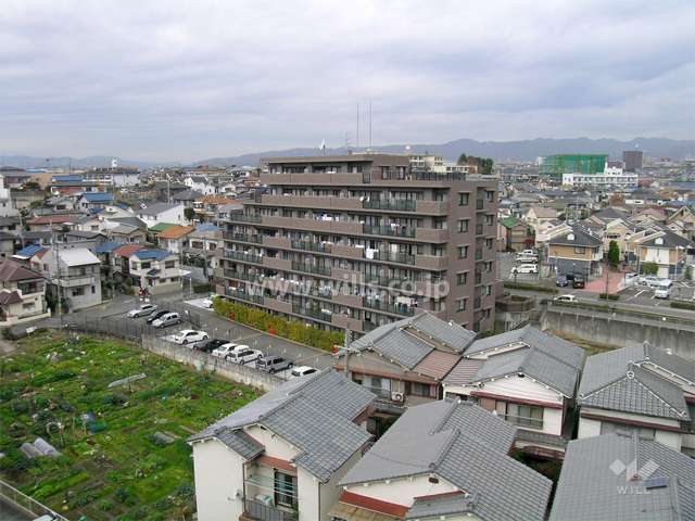 ハイム豊中上野東の遠景。周辺は一戸建てが中心に立ち並ぶ住宅地です。