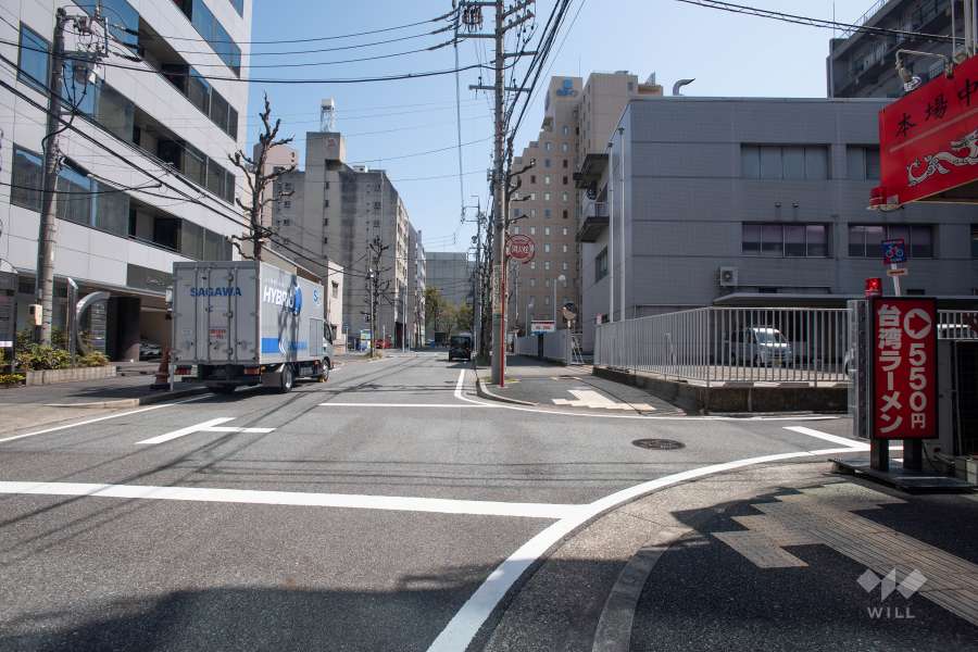 敷地北側の前面道路(西側から)