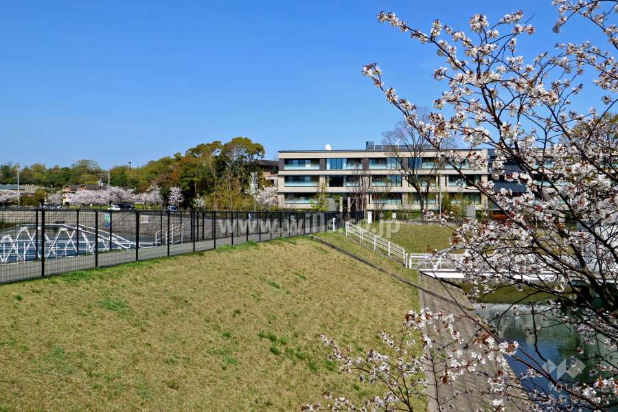 プラウド苦楽園の外観（東側から）