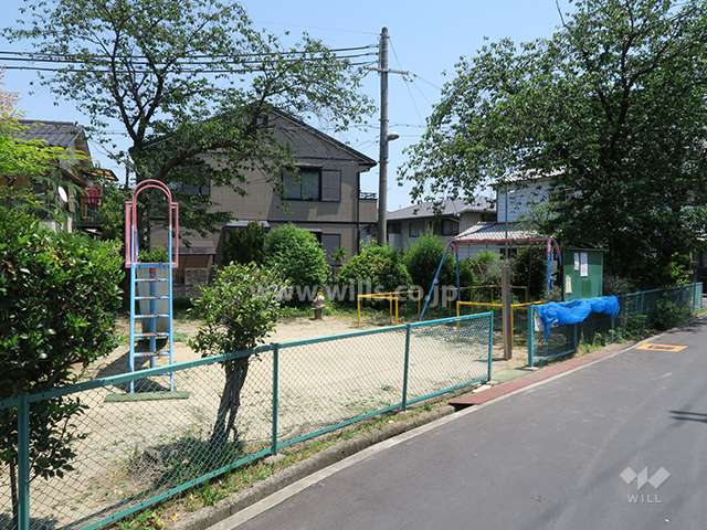 道を挟んで向かい側にある『富田町1丁目かえで公園』