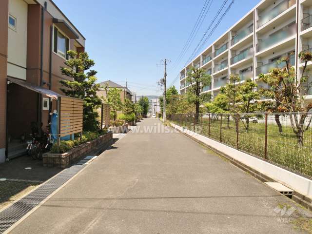 物件の南側前面道路(東側から)