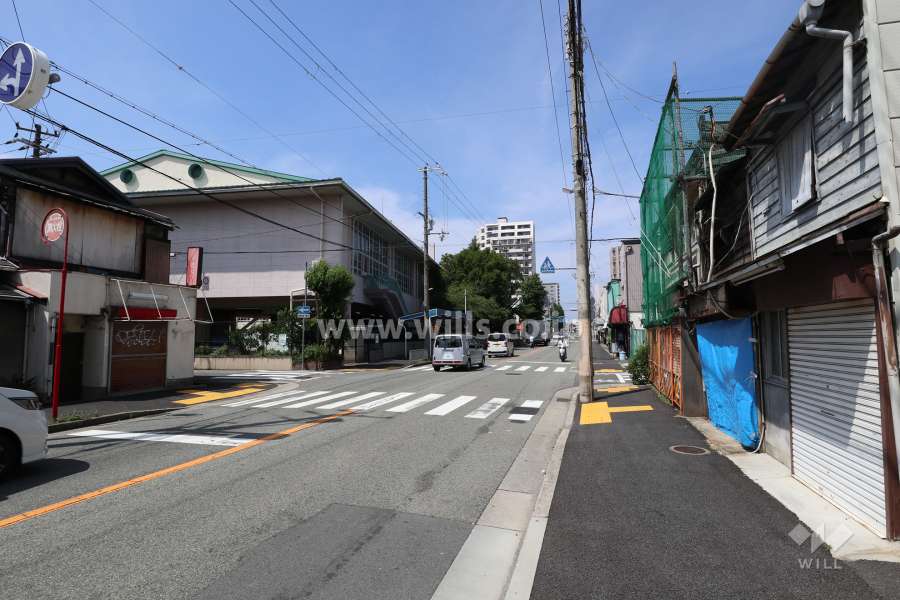 敷地西側の前面道路(南側から)