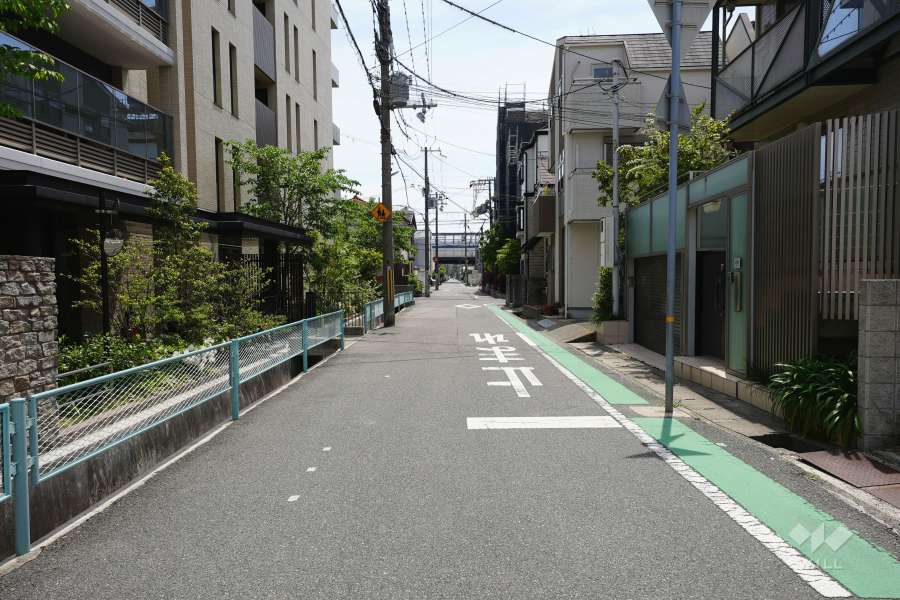 敷地西側の前面道路