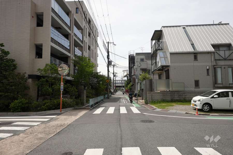 敷地西側の前面道路