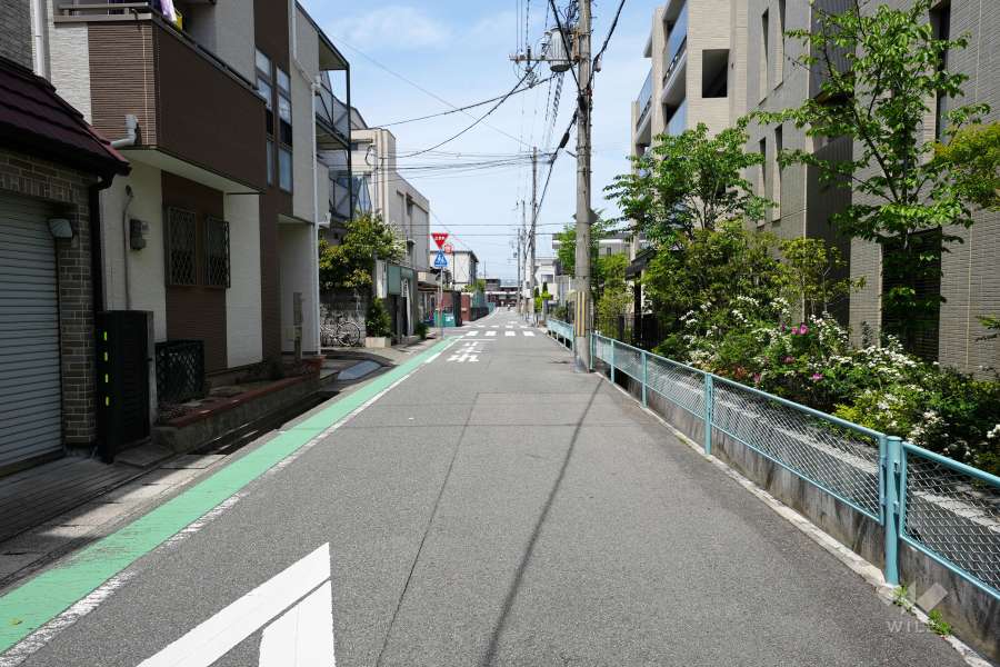 敷地西側の前面道路