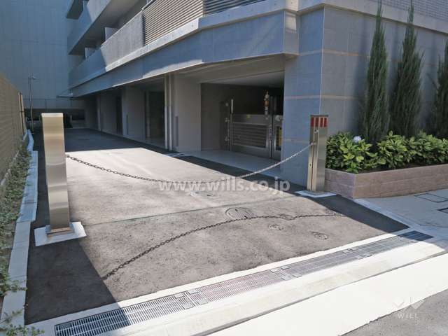 駐車場出入り口（ロボットゲート付き）