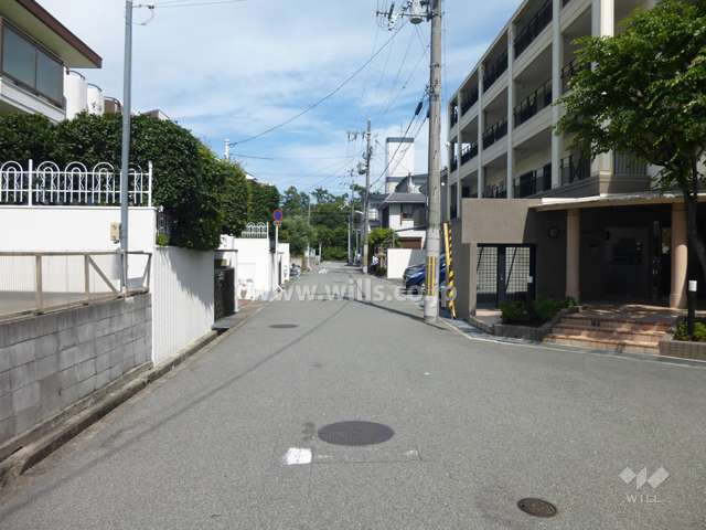 敷地北側の前面道路。周辺は区画の整った静かな住宅地。