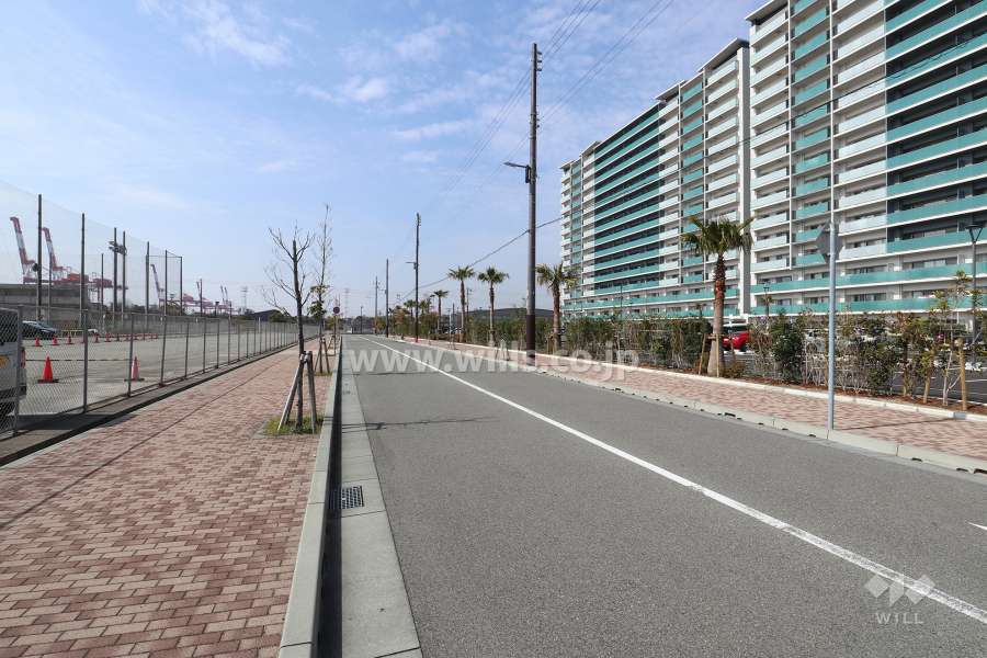 南側前面道路とマンション建物一部（東側から）