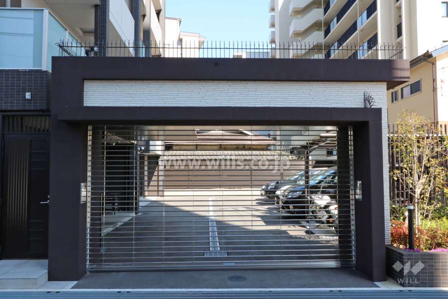 駐車場入り口（リングシャッター付き）