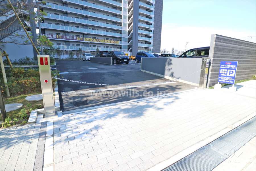 駐車場入り口　ロボットゲート付き。