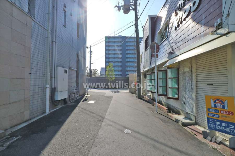 敷地北東側の前面道路（北側から）