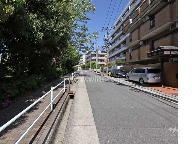敷地の南側の前面道路