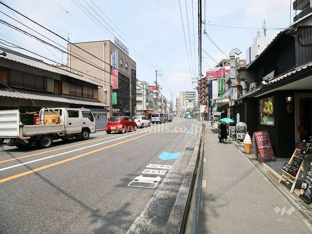 敷地北側の前面道路（西側から）