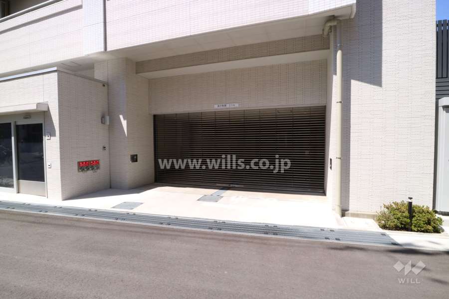 駐車場出入り口(リングシャッター付き)