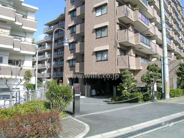 敷地西側の駐車場入り口