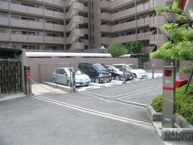敷地内駐車場（ロボットゲート付き）