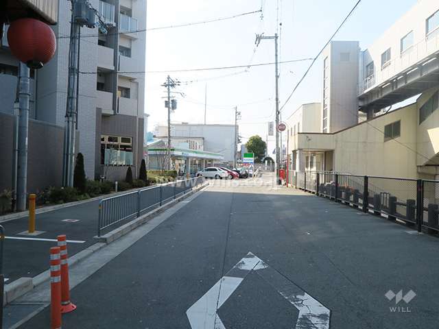 北側前面道路とマンション建物一部