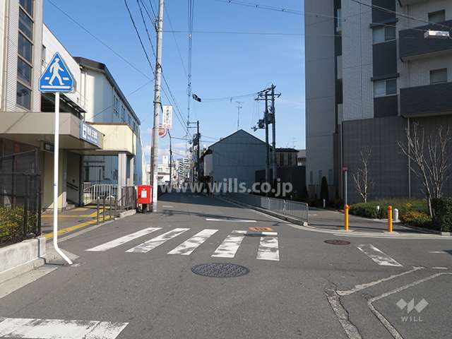 北側前面道路とマンション建物一部