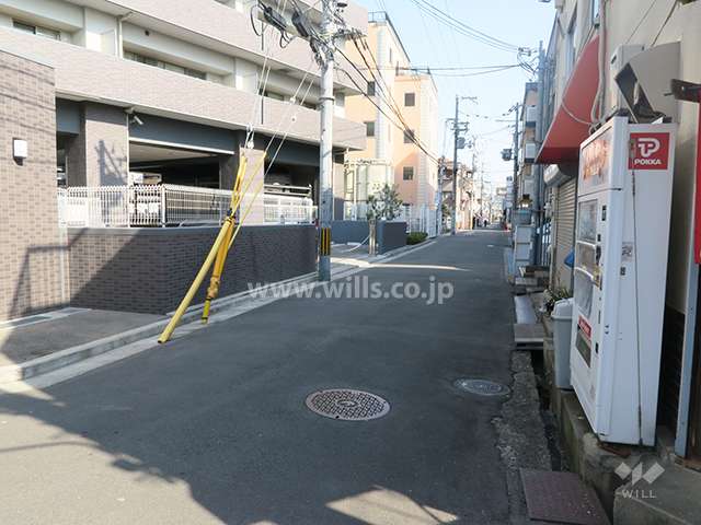 南側前面道路とマンション建物一部