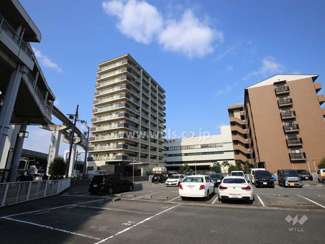 周辺にはマンション、店舗、事務所などが混在しています。