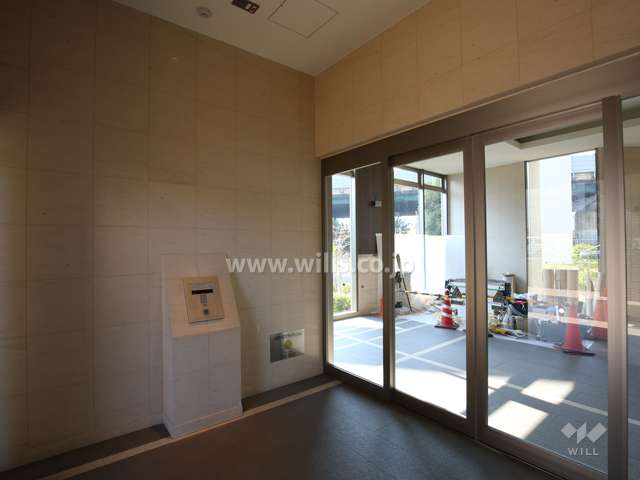 エントランスはオートロック付きです。