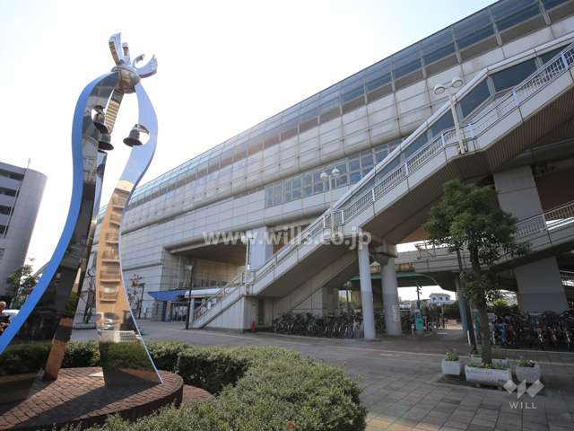 大阪モノレール「南摂津」駅の駅前にあります。