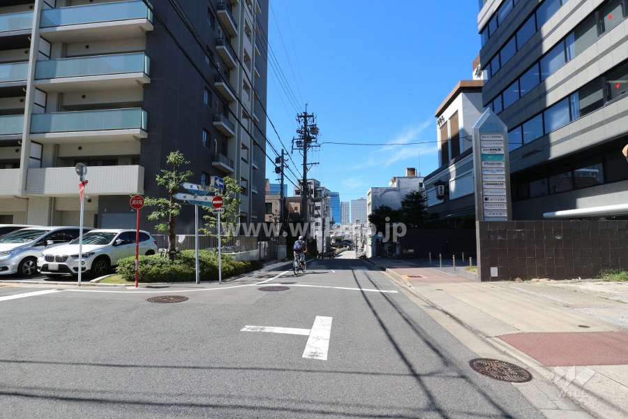 敷地北側の前面道路（東側から）