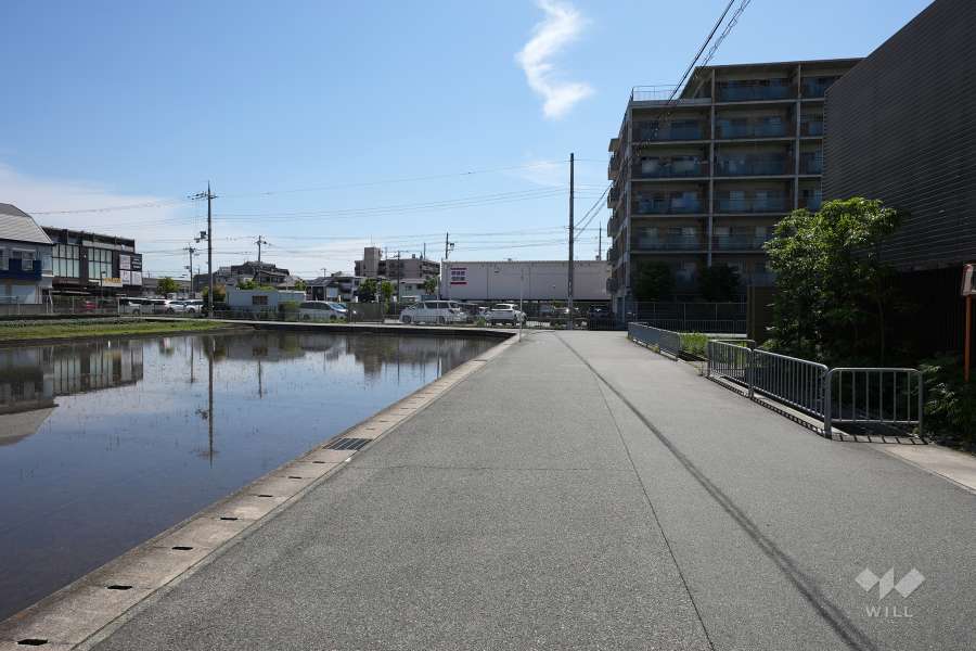 敷地北側の前面道路（西側から）
